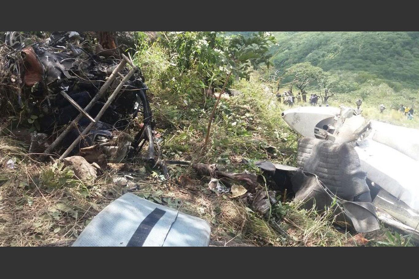 Dağa çarpan uçak düştü: 6 ölü